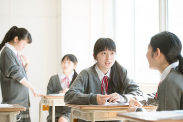 休み時間に談笑をする女子学生