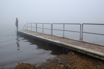 Frau auf einem Bootssteg