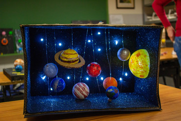 Maqueta del sistema solar o planetario para niños © Lou.robel