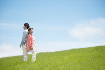 背中合わせに立つカップル