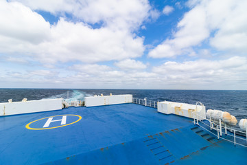 船の甲板とヘリポートと海