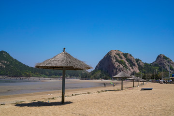 신시도해수욕장의 비치파라솔과 꽃게형상