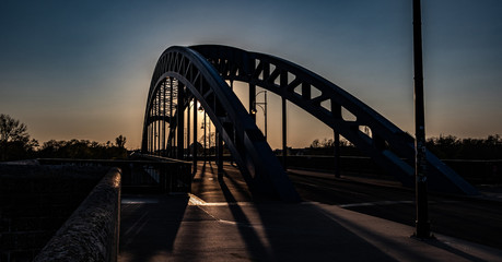 Naklejka premium Strenbrücke Magdeburg bei Sonnenuntergang