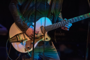 Obraz premium man playing guitar