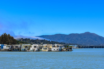 Fototapeta premium House boats floating on water on a sunny day in Sausalito, San Francisco bay, USA