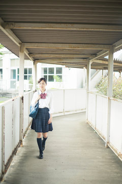 渡り廊下を歩く女子高生