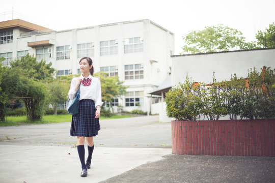 校門を出る女子高生