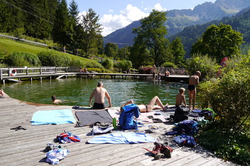 Badegäste im Naturbad Prinze Gumpe bei Bad Hindelang
