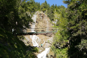 Wanderbrücke vor Wasserfall in Hinterstein