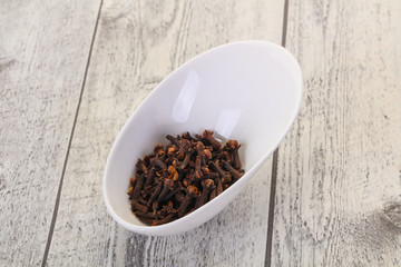 Dry clove seeds