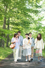新緑の中を歩く大学生