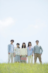 草原で微笑む大学生