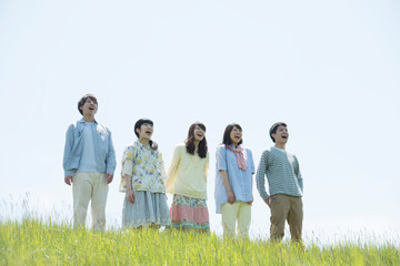 草原で微笑む大学生