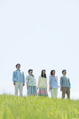 草原で微笑む大学生