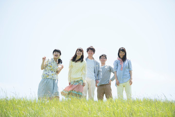 草原で微笑む大学生