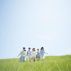 草原を走る大学生