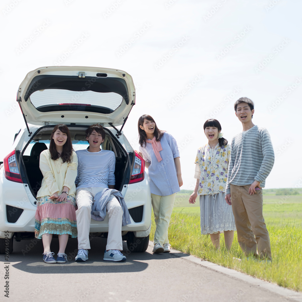 Sticker 車の周りで微笑む大学生