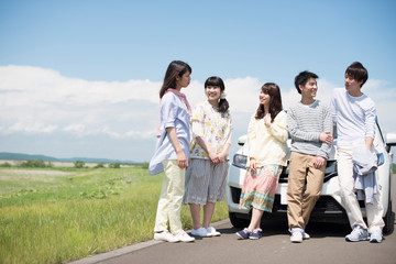 Obraz premium 車の周りで談笑をする大学生