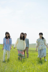 草原を歩く大学生