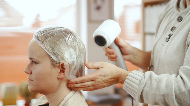 Drying Woman Hair Through Deep Conditioning Protection Bag