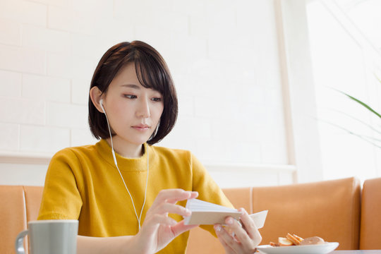 カフェで単語帳を確認する20代女子