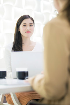 パソコンを使いミーティングをする20代OL2人