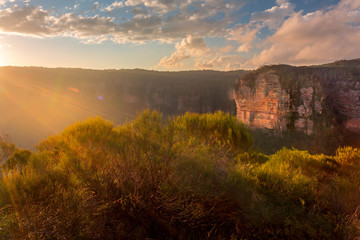 Obraz premium Sunbeams on Blue Mountains escarpment cliffs