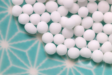 Globuli Kügelchen Detail auf blauen Hintergrun, Homöopathie Gesundheit