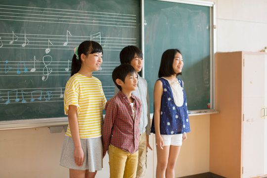 合唱をする小学生男女