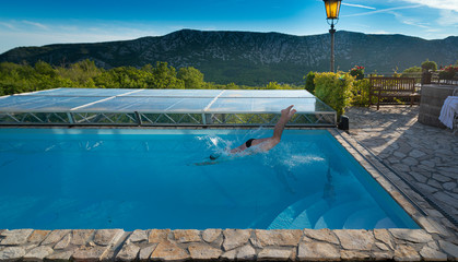 Abendlicher Poolsprung