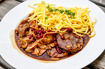 Reh und Wildschweinbraten mit Preiselbeeren und hausgemachten Spätzle 