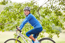 Frau macht Ausflug mit dem Mountainbike