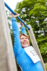 Senior Frau macht einen Klimmzug