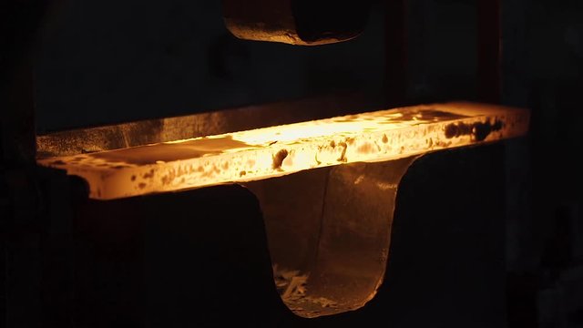 hydraulic press extrudes hot metal mold