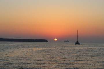 Naklejka na ściany i meble sailboat at sunset