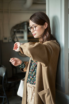 待ち合わせをする20代女性