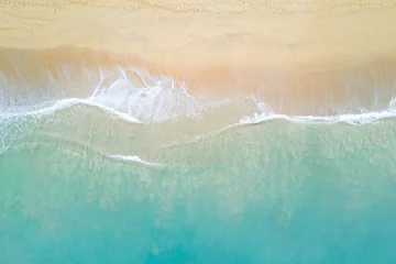 Fotobehang Luchtfoto van turquoise oceaangolf die de kustlijn bereikt. Prachtig tropisch strand vanaf bovenaanzicht. Andamanzee in Thailand. Zomer vakantie vakantie concept © zephyr_p