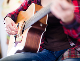 fingers playing guitar