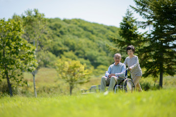 Fototapeta premium シニア夫婦の介護イメージ