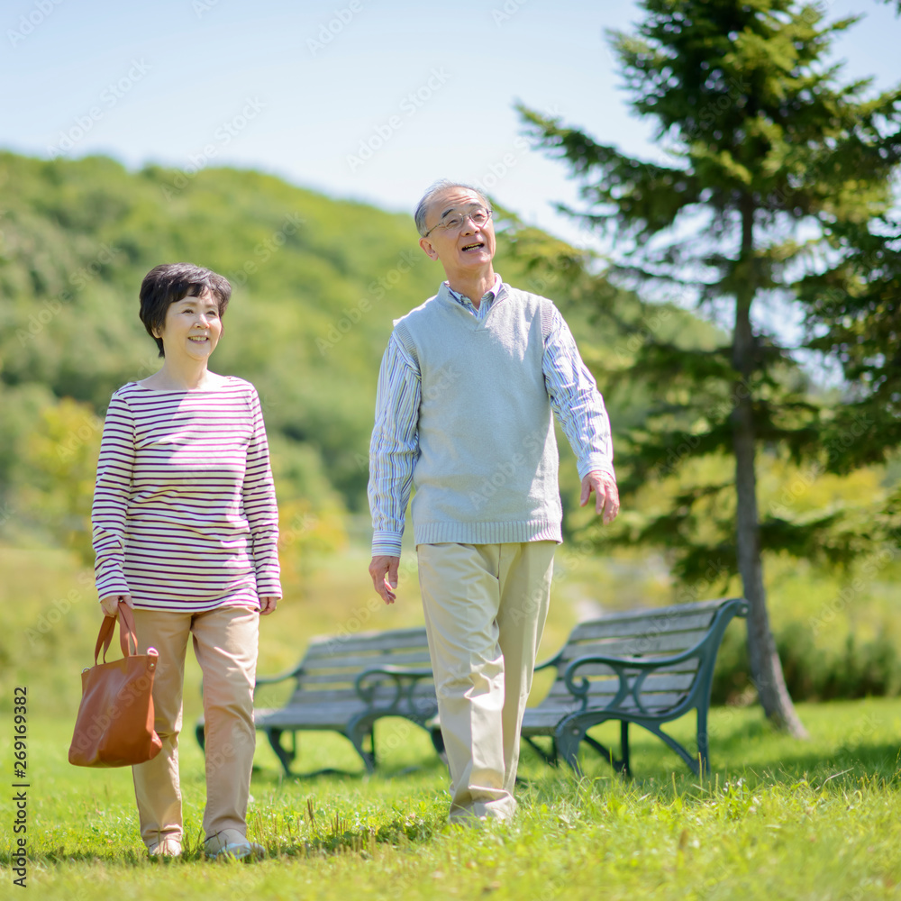 Poster 散歩をするシニア夫婦