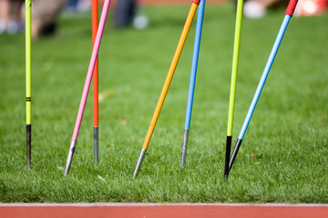 Speere auf einer Sportanlage
