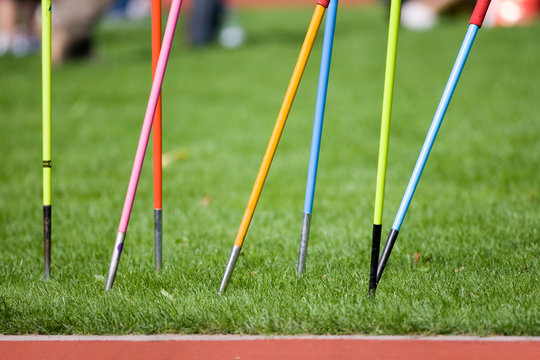 Speere auf einer Sportanlage