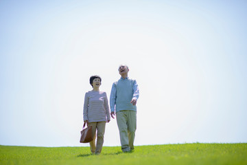 散歩をするシニア夫婦