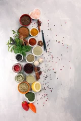 Fotobehang Kruiden Specerijen en kruiden op tafel. Voedsel- en keukeningrediënten met basilicum