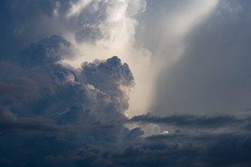 Fototapeta na wymiar Large rain clouds are forming larger before heavy rain.