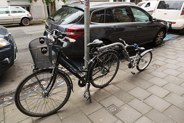 Fototapeta na wymiar Bicicleta para adulto y niño.