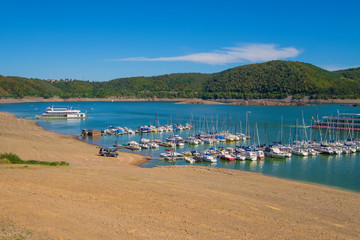 Segelboote am Ufer des Edersees bei Niedrigwasser