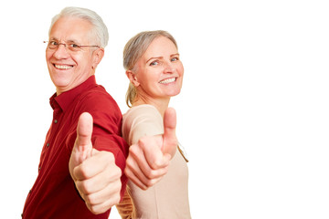 Senioren Paar hält Daumen hoch als Zustimmung