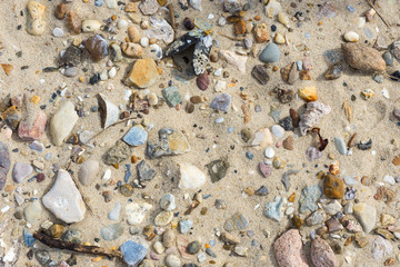 Sandstrand mit Steinen