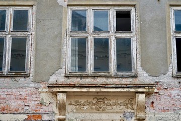 Obraz na płótnie Canvas Fassade (Detail) eines leerstehenden Gebäudes in Wismar